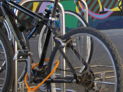Bicicleta atada con un candado poco seguro